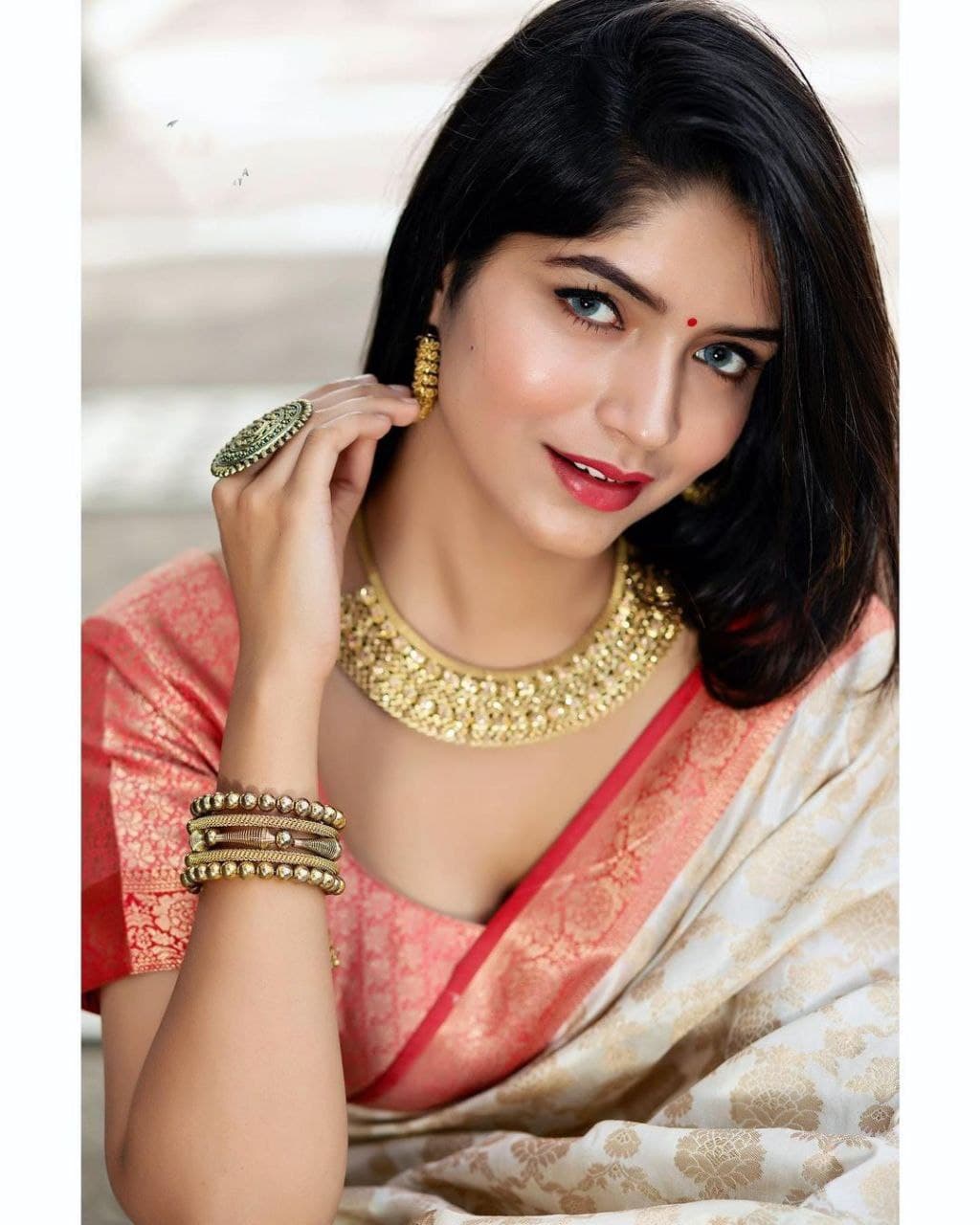 Angelically White Soft Silk Saree With Enraptured Blouse Piece