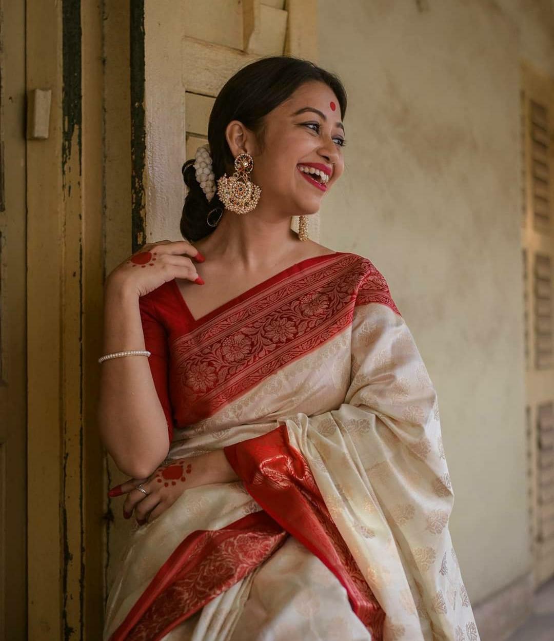 Seraphic White Soft Silk Saree With Temptress Blouse Piece