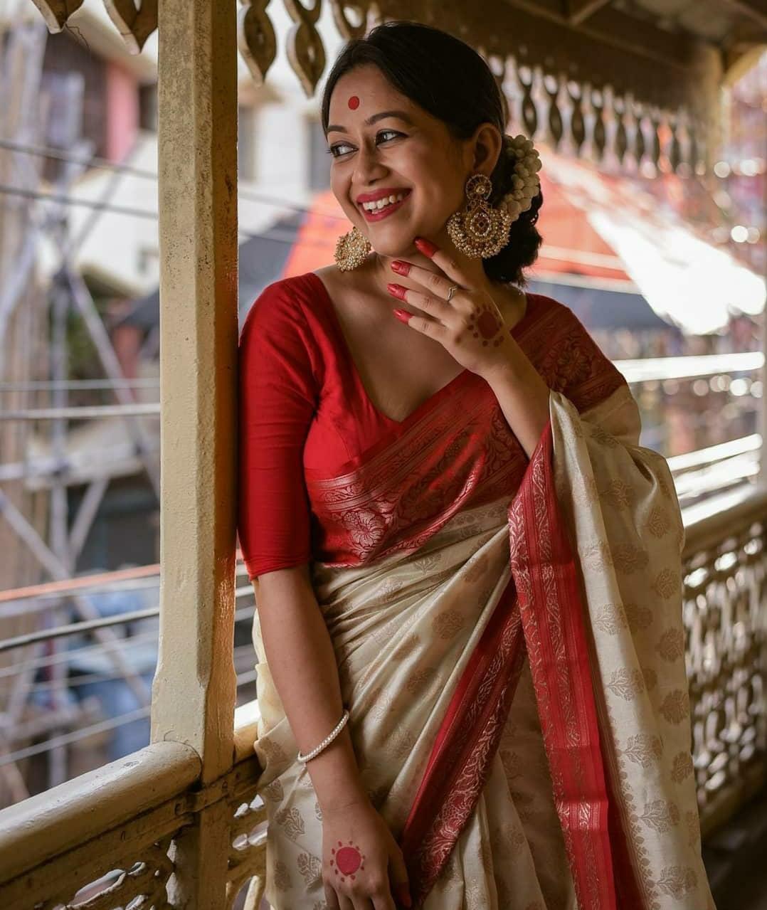 Seraphic White Soft Silk Saree With Temptress Blouse Piece
