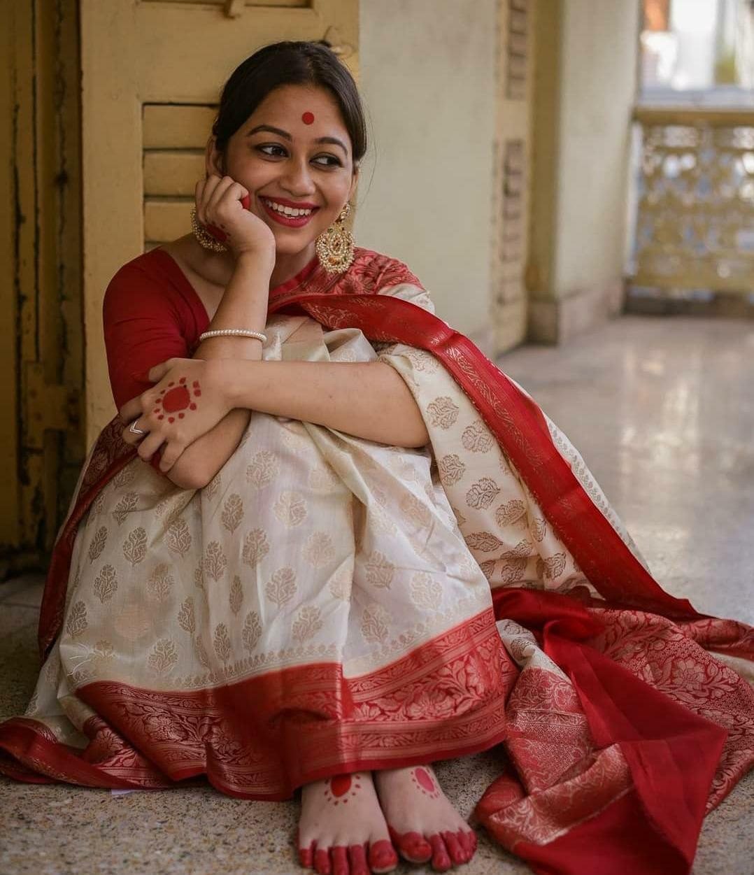Seraphic White Soft Silk Saree With Temptress Blouse Piece