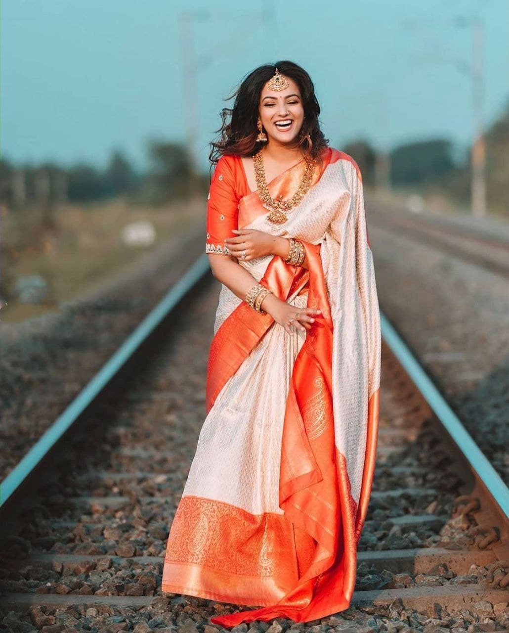 Sereneness White Soft Silk Saree With Enthrallingly Blouse Piece