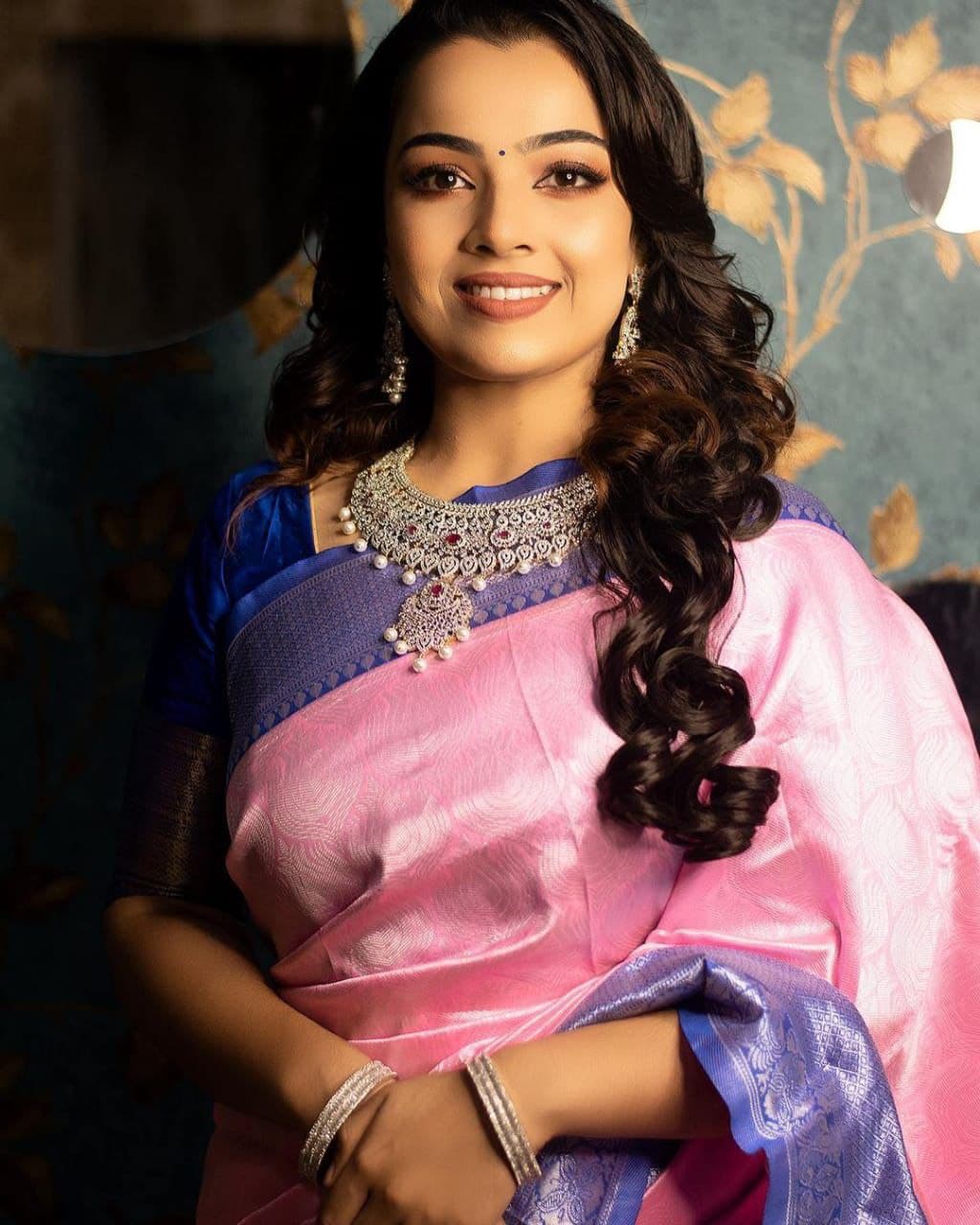 Supernal Light Pink Soft Silk Saree With Tempting Blouse Piece
